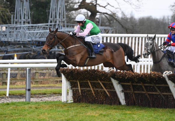 Chart Topper (Walk In The Park) Wins The Novices’ Hurdle At Wetherby